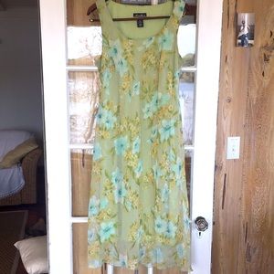Meghan matthews size 12 poly fully lined floral no sleeve midi dress